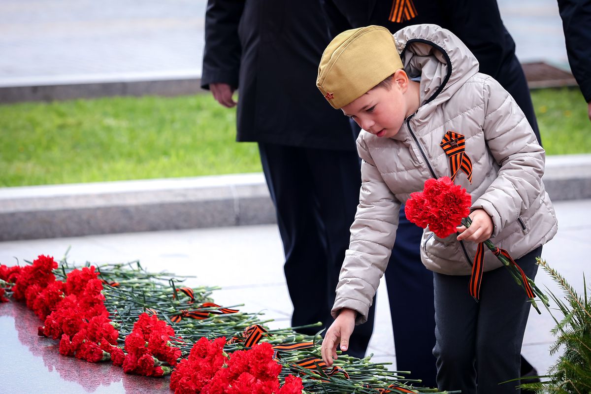 Андрей Воробьев губернатор московской области - Возложили цветы в Александровском саду в память о воинах
